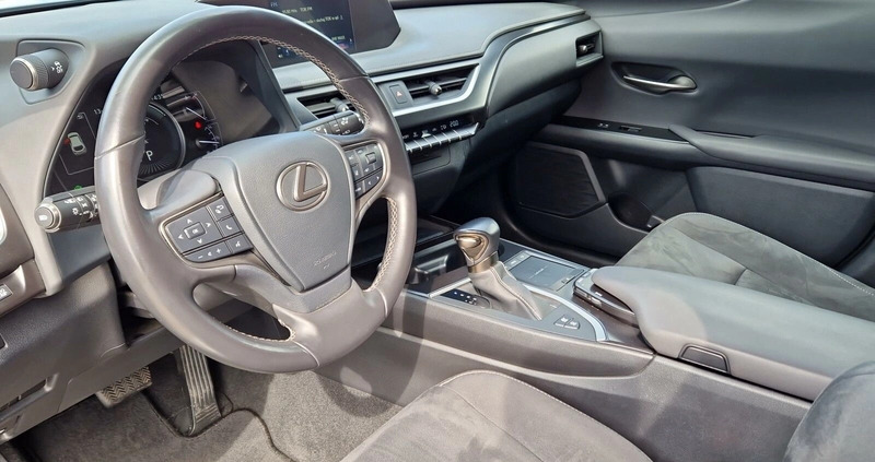 Lexus UX cena 129900 przebieg: 69061, rok produkcji 2021 z Skała małe 436